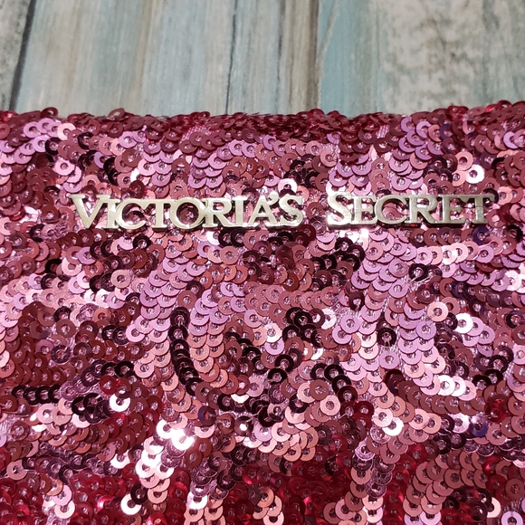 Victoria's Secret Sequenced Clutch. - Picture 4 of 9